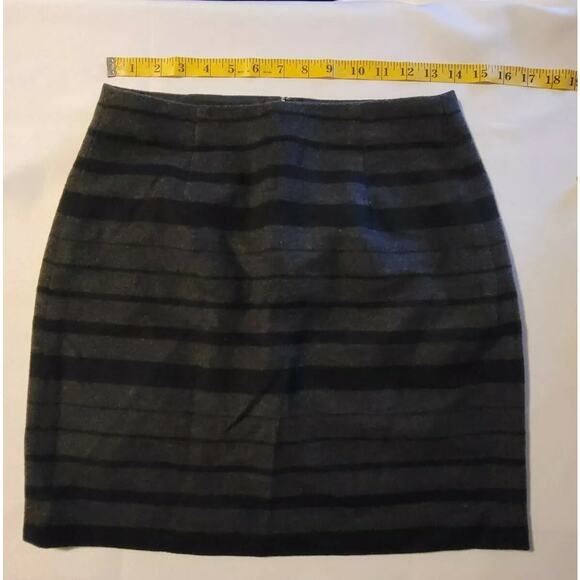 Banana Republic Mini Skirt Zip Back Closure Charcoal Striped Sz 4 - Picture 1 of 4